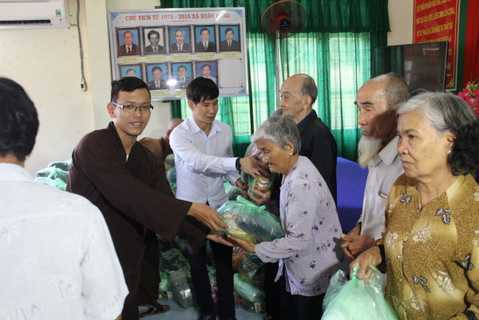 Ngoài ra, anh còn tặng 100 phần quà tại xã Quới Sơn, huyện Châu Thành, tỉnh Bến Tre. Tặng 50 phần tại xã Tân Thạch, huyện Châu Thành, tỉnh Bến Tre 