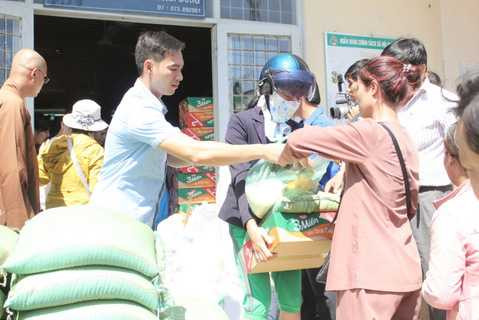 Ngoài ra, anh còn tặng 100 phần quà tại xã Quới Sơn, huyện Châu Thành, tỉnh Bến Tre. Tặng 50 phần tại xã Tân Thạch, huyện Châu Thành, tỉnh Bến Tre 