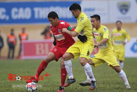 Cầu thủ Hà Nội T&T (vàng) tập luyện trong ngày Táo quân chầu trời, chuẩn bị cho cuộc tiếp đón Kitchee vào chiều mai - Ảnh: Đức Cường 