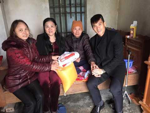 Được nghỉ sớm, Công Vinh tranh thủ làm từ thiện 