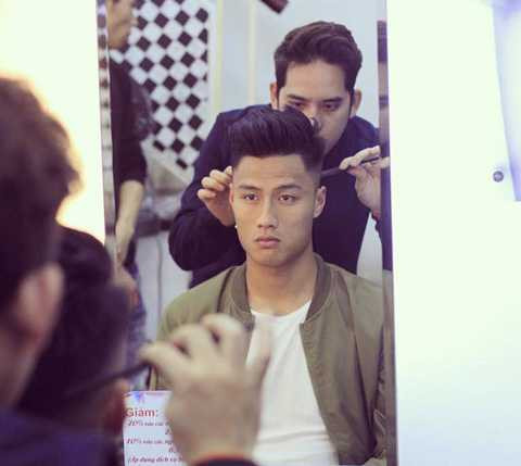 Mạc Hồng Quân tranh thủ tỉa tót lại mái tóc của mình - Ảnh: Facebook Mạc Hồng Quân 