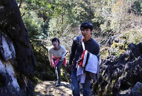 Anh cùng bạn bè leo núi ngắm cảnh, bất chấp vai trái vẫn phải bó cố định