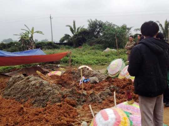 Hiện trường ngôi mộ bị kẻ gian đào bới lấy đi một phần cơ thể 