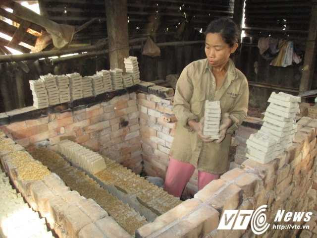 Nghề làm tượng Táo đất vất vả nhưng thu nhập thấp.