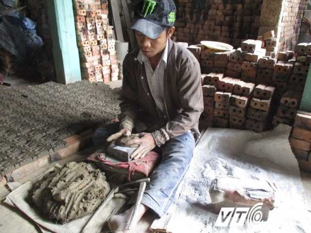 Làm tượng ông Táo khó nhất là khâu làm đất và đúc.