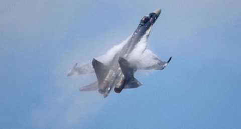Chiến đấu cơ Su-35 tham gia biểu diễn ở Paris.