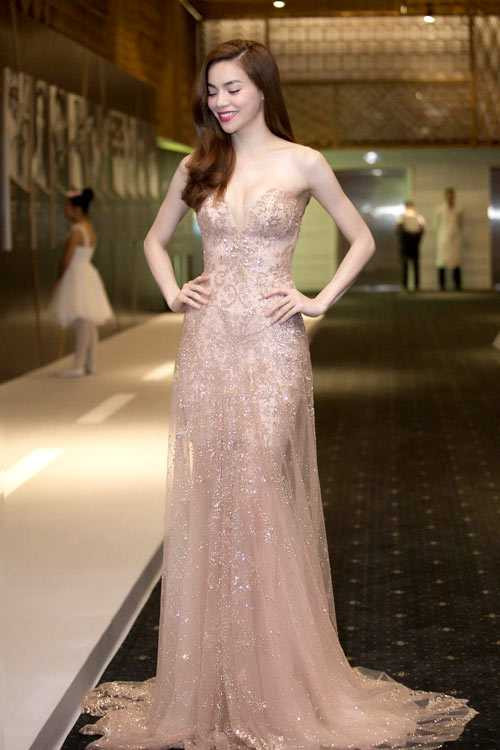 Cũng tại sự kiện này, Hồ Ngọc Hà gây ấn tượng bởi phong cách thanh thoát, gợi cảm khi diện váy cúp ngực tôn đường cong do nhà thiết kế Anh Thư thực hiện. Cũng tại sự kiện này, Hồ Ngọc Hà gây ấn tượng bởi phong cách thanh thoát, gợi cảm khi diện váy cúp ngực tôn đường cong do nhà thiết kế Anh Thư thực hiện.