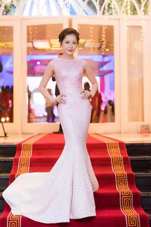 Chi Pu thêm phần quyến rũ nhờ thiết kế đuôi cá ôm khít nuột nà, ăn gian chiều cao hiệu quả. Chi Pu thêm phần quyến rũ nhờ thiết kế đuôi cá ôm khít nuột nà, ăn gian chiều cao hiệu quả.