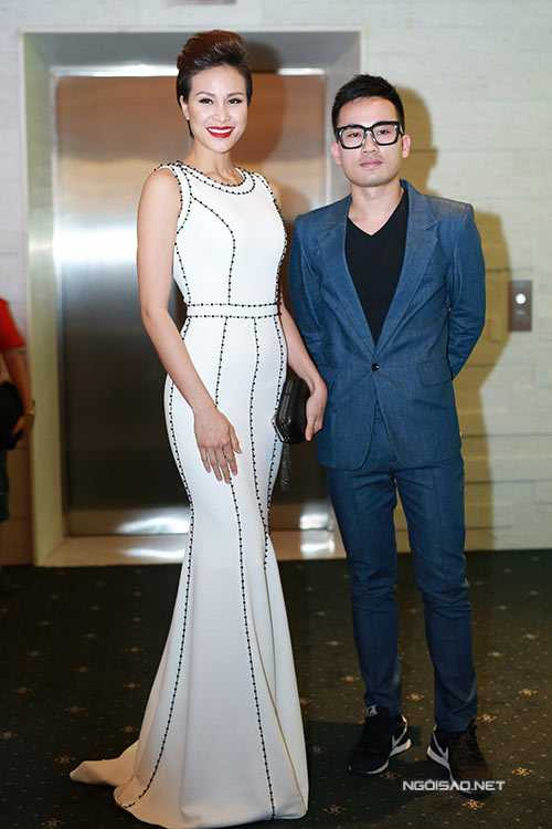 Thiết kế đơn giản mà tinh tế của Hà Duy đem lại cho người mẫu Phương Mai nét sang trọng, gợi cảm. Thiết kế đơn giản mà tinh tế của Hà Duy đem lại cho người mẫu Phương Mai nét sang trọng, gợi cảm.