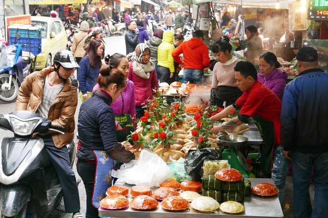 Chợ Hàng Bè hay được gọi là chợ nhà giàu của dân Hà Nội bởi thực phẩm, đồ ăn sẵn ở đây nổi tiếng tươi ngon, giá cả luôn đắt hơn mặt bằng chung. Trước tết ông Công ông Táo một ngày, chợ tấp nập hơn ngày thường.