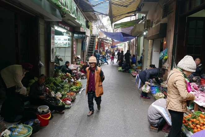 Tồn tại từ thời Pháp thuộc nhưng đến nay, chợ Hàng Bè không phải là khu chợ chính thức. Đây chỉ là tập hợp các hàng quán thực phẩm, đồ ăn làm sẵn dọc theo mấy đoạn phố cổ Gia Ngư, Cầu Gỗ, Hàng Bè và ngõ Trung Yên. Như ở đoạn ngõ Trung Yên nhỏ hẹp, các sạp hàng bày bán ngay vỉa hè, thoạt nhìn rất giản dị nhưng rau quả thực phẩm phong phú, tươi ngon.