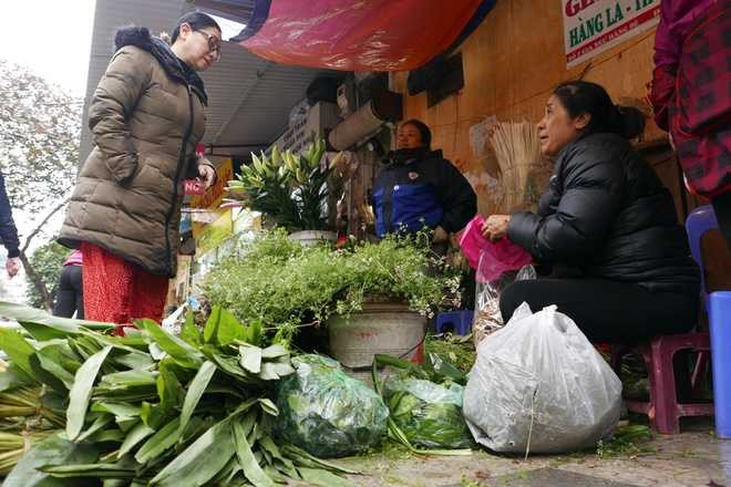 Người dân phố cổ Hà Nội cũng không quên mua những bó mùi già, lá gừng, lá sả cho dịp tết đến xuân về.
