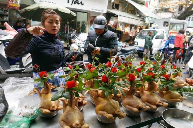 Trước ngày tiễn ông Công ông Táo về trời, các cửa hàng phục vụ nhiều đồ cúng lễ. Gà luộc sẵn ngoài yêu cầu phải là loại ngon còn phải đảm bảo được trình bày đẹp mắt. Giá mỗi con gà luộc sẵn loại 1kg khoảng 230.000 đồng, đắt hơn mặt bằng chung nhưng rất đông khách.