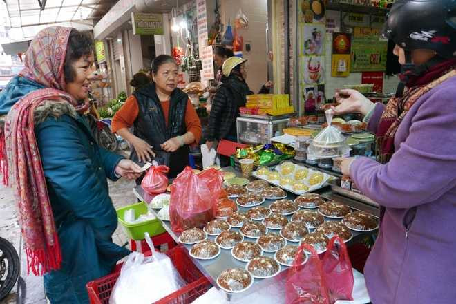Hàng xôi chè trên phố Gia Ngư liên tục có người đến mua về làm đồ cúng lễ. Tiếng là chợ nhà giàu, việc mua bán ở đây diễn ra theo thói quen không mặc cả. Chủ và khách thường đã quen mặt nên phát giá bao nhiêu là mua bấy nhiêu, miễn sao chất lượng đảm bảo.
