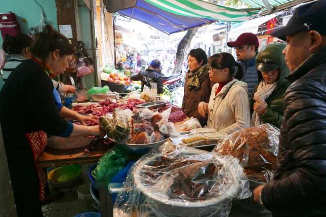 Hàng thịt bò ở chợ Hàng Bè bán cùng giò bò, bò khô... Khách mua tấp nập, thường phải đứng đợi dù đắt hơn nơi khác 2 đến 3 giá.