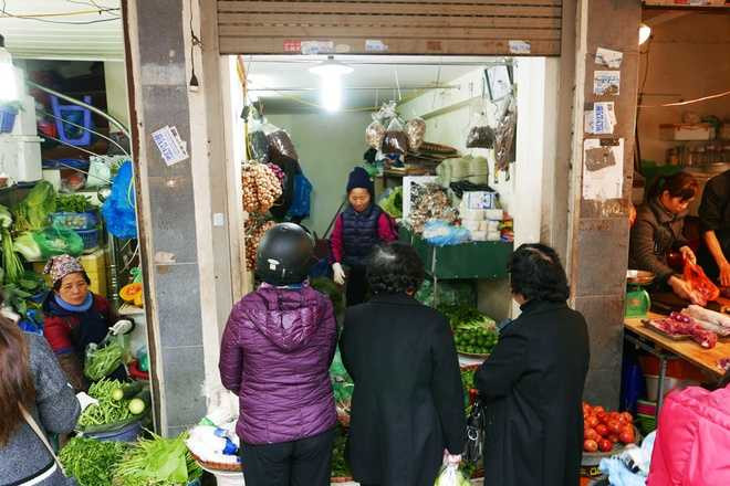 Đắt hàng nhất ở chợ này là mặt hàng rau củ quả. Các hàng rau mặt tiền san sát trên phố Cầu Gỗ giá có khi đắt gấp đôi mặt bằng chung.
