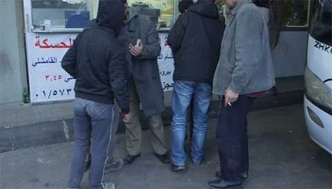 Hành khách đi Raqqa hút thuốc tại phòng vé bến xe Charles Helou ở Beirut
