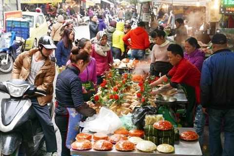 Mất chưa đầy 20 phút quanh khu chợ Hàng Bè, người thủ đô đã có thể sắm đủ lễ phẩm cho mâm cúng tết ông Công, ông Táo. Trong ảnh: Trước tết ông Công ông Táo một ngày, chợ tấp nập hơn ngày thường.