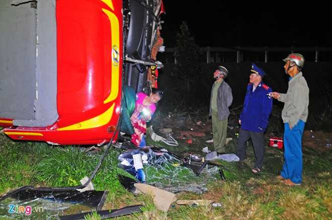 Xe khách mất lái lao xuống vực rồi lật nghiêng, bể nát. Hành khách la hét hoảng loạn, người dân địa phương chạy đến dùng cây gỗ, búa đập kính giải thoát hàng chục người đưa đi cấp cứu.