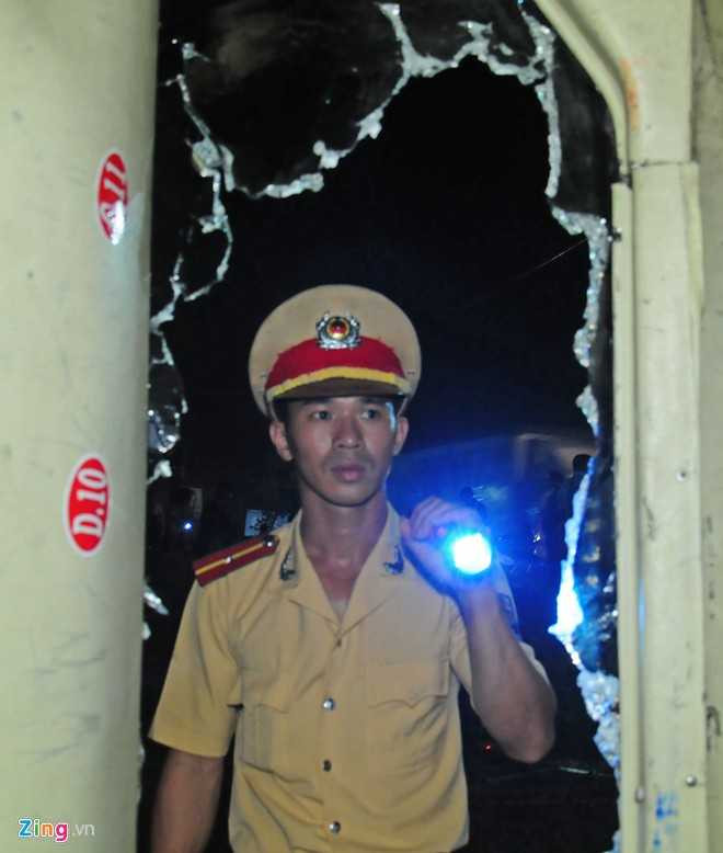 Nhận tin báo, Cảnh sát giao thông Quảng Ngãi nhanh chóng đến hiện trường, 3 xe cấp cứu cùng các bác sĩ đưa các nạn nhân đến Bệnh viện đa khoa Quảng Ngãi.