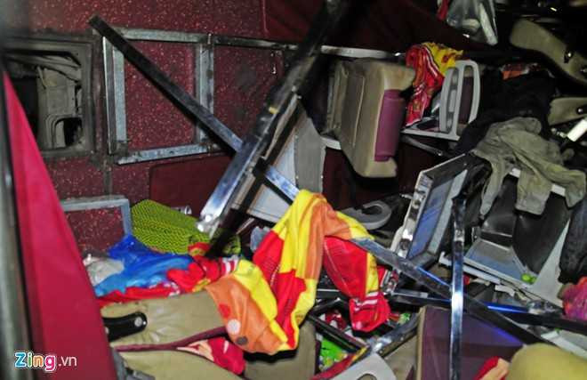 Ông Dương Minh Tuấn (ngụ huyện Hải Lăng, tỉnh Quảng Trị) kể, 2 vợ chồng cùng con gái 15 tháng tuổi đang ngủ say thì giật mình thức giấc, thấy xe khách chao đảo, rung lắc mạnh rồi lao xuống vực. Lúc ấy nhiều người bị thương kêu khóc hoảng loạn, vợ con tôi mắc kẹt dưới gầm xe. Rất may bà con sống ở khu vực gần đó chạy đến kịp thời đưa chúng tôi ra ngoài, ông Tuấn thuật lại.