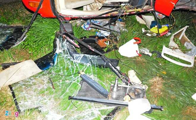 Kính xe khách bể nát sau khi lao xuống vực.