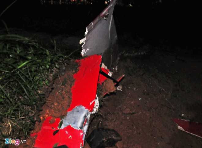 Một mảnh nhôm bị đứt lìa nằm vương vãi dưới vực phía Nam cầu Cháy.