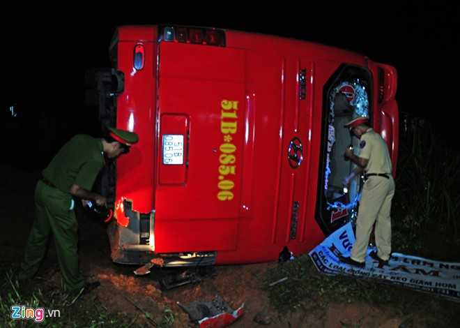 Cảnh sát khám nghiệm hiện trường. Bước đầu, cơ quan chức năng Quảng Ngãi nhận định, nhiều khả năng tài xế phóng nhanh, không kiểm soát tốc độ nên xảy ra tai nạn.