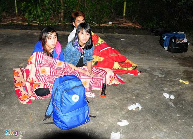 Những hành khách may mắn thoát nạn vật vờ thức trắng bên đường chờ nhà xe giải quyết vụ việc. Toàn bộ hành khách đi trên xe này chủ yếu là sinh viên các trường đại học, công nhân lao động ở các khu công nghiệp ở Đồng Nai, TP HCM về quê đón Tết. 