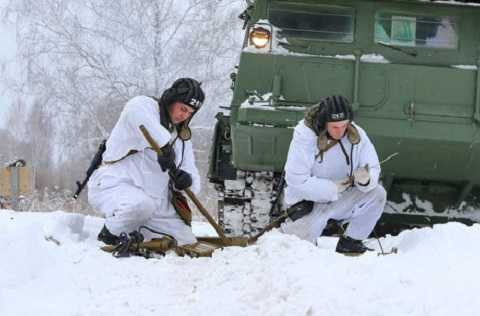 Kíp chiến đấu sẽ phải rà phá bom mìn dọc tuyến đường hành quân. Kíp chiến đấu sẽ phải rà phá bom mìn dọc tuyến đường hành quân.