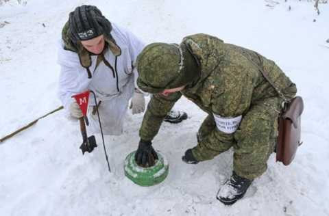 Sĩ quan chỉ huy hướng dẫn kíp chiến đấu của S-300V Sĩ quan chỉ huy hướng dẫn kíp chiến đấu của S-300V