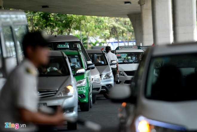 Tại khu vực ga quốc nội, vào giờ cao điểm cũng rất đông khiến toàn bộ khu vực nhà ga sân bay luôn ùn ứ.
