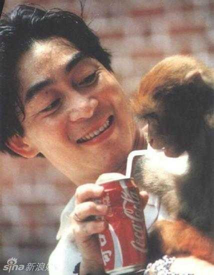  Lục Tiểu Linh Đồng thời trẻ khá đẹp trai và có nụ cười tươi, rạng rỡ.