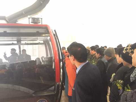 Những hành khách đầu tiên trải nghiệm cáp treo kỷ lục Những hành khách đầu tiên trải nghiệm cáp treo kỷ lục