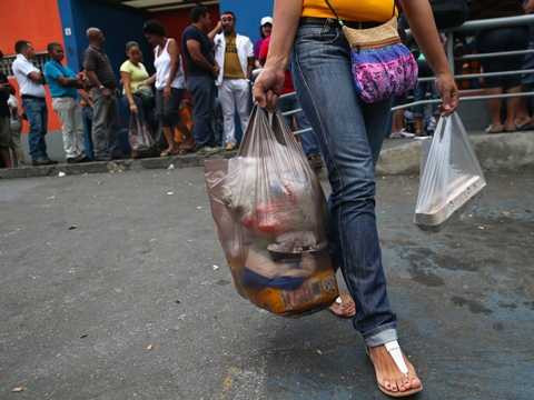 Các nhà hoạt động xã hội thậm chí đã phải tổ chức nhiều hoạt động với chủ đề Hãy quý trọng cuộc sống tại Caracas. Việc bạo lực liên miên cũng khiến cho kinh tế của Venezuela đang hao hụt nghiêm trọng Các nhà hoạt động <a href='https://vtcnews.vn/xa-hoi.2.0.html' >xã hội</a> thậm chí đã phải tổ chức nhiều hoạt động với chủ đề Hãy quý trọng cuộc sống tại Caracas. Việc bạo lực liên miên cũng khiến cho kinh tế của Venezuela đang hao hụt nghiêm trọng