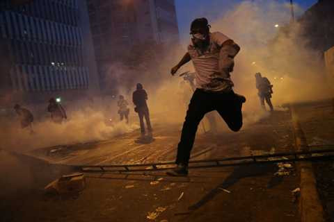 Theo phóng viên của Business Insider: Các con số thống kê, những người chết, mức độ bom đạn, khói lửa ... không phản ánh được thực tế thảm khốc ở Caracas. Đây thực sự là thành phố bạo loạn nhất hành tinh Theo phóng viên của Business Insider: Các con số thống kê, những người chết, mức độ bom đạn, khói lửa ... không phản ánh được thực tế thảm khốc ở Caracas. Đây thực sự là thành phố bạo loạn nhất hành tinh