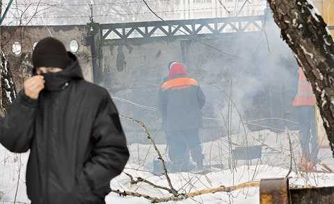 Lính bịt mặt trà trộn để trấn át dân biểu tình phản đối toà nhà của SBU.