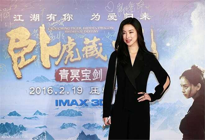 Nữ diễn viên Chân Châu diện đầm đen thanh lịch.