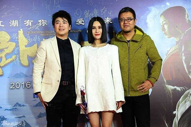 Giọng ca nổi tiếng Thượng Văn Tiệp (giữa) chụp ảnh cùng đồng nghiệp khi dự ra mắt phim.