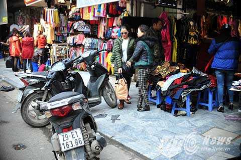 Vỉa hè vốn dành riêng cho người đi bộ thế nhưng việc đi lại của người dân tại đây lại vô cùng khó khăn.