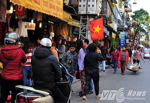 Nhốn nháo ở phố Hàng Đào.