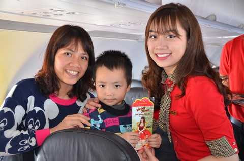 Hanh khach tren chuyen bay tu Ha Noi den Dai Bac vui ve nhan qua mung tu tiep vien Vietjet (Copy).JPG Hanh khach tren chuyen bay tu Ha Noi den Dai Bac vui ve nhan qua mung tu tiep vien Vietjet (Copy).JPG