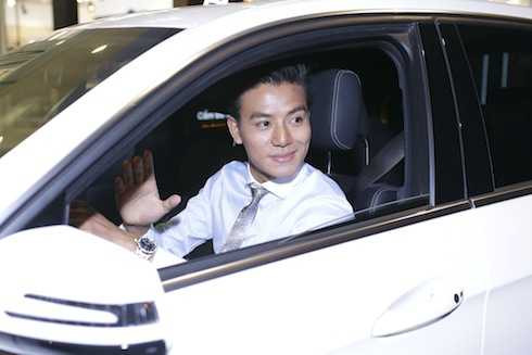 Hiếu Nguyễn tự lái xe sang đến sự kiện ra mắt phim 'Ám ảnh'.