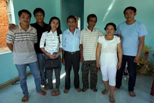 Các phóng viên VTV chia vui với gia đình ông Nén.