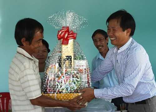 Nhân dịp Xuân Bính Thân, Thuduc House tặng nhiều món quà cho gia đình ông Huỳnh Văn Nén, gia đình ông Nguyễn Thận, người có công đầu trong việc giải oan cho ông Huỳnh Văn Nén và những người bị oan trong “vụ án vườn điều”. Theo sự ủy quyền của Thuduc House, nhà báo Nguyễn Đại Dương tặng quà cho gia đình ông Nén.