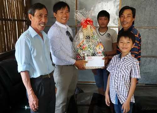 Tặng quà cha con anh Trần Thanh Vân, một người bị oan trong “vụ án vườn điều”.