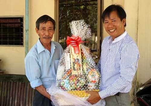 Tặng quà ông Nguyễn Thận.