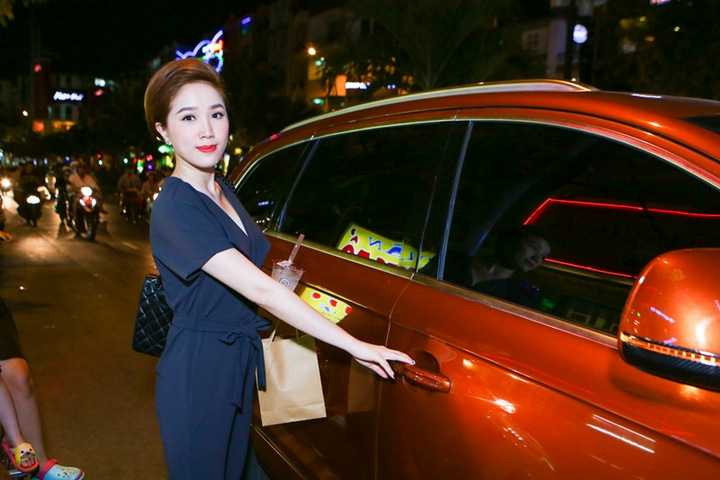 Dù bận rộn với lịch diễn cuối năm nhưng Bảo Thy vẫn xuất hiện tại một sự kiện. Với trang phục đơn giản nhưng nữ ca sỹ “em không còn buồn” vẫn cực kì xinh đẹp và quyến rũ. Bảo Thy được bố chở tới sự kiện trên chiếc xe sang mới. Nữ ca sỹ vui vẻ cho biết mình rất hạnh phúc khi luôn có bố mẹ, anh trai đồng hành trong mọi công việc và cuộc sống.