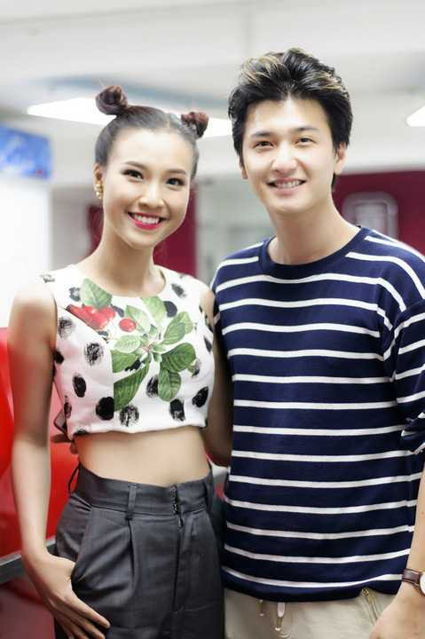 Sự kiện còn có cặp đôi Huỳnh Anh – Hoàng Oanh. Hot boy Hà thành tự lái xe tháp tùng bạn gái á hậu tới sự kiện. Hoàng Oanh nhí nhảnh trong trang phục năng động, khoe eo thon , dáng nuột.Hiện tại, á hâu phụ nữ Việt Nam qua ảnh năm 2012 đang là một trong những nữ MC đắt show nhất khu vực phía Nam. Hình ảnh của Hoàng Oanh đang phủ song trên rất nhiều kênh truyền hình lớn nhỏ, từ bản tin thời sự 60s cho đến talk show, game show, các chương trình trực tiếp của HTV, VTV.