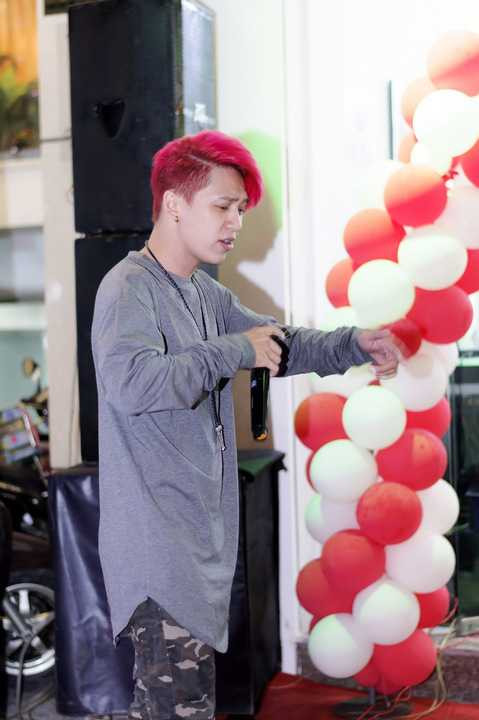 Tronie Ngô cực sung khi biểu diễn trong sự kiện. Anh chàng hiện là gương mặt được nhiều fans trẻ yêu thích với lượng theo dõi khủng trên mạng xã hôi. Điển trai, dễ thương, gần gũi, Tronie chiếm được cảm tình của khán giả ngày càng nhiều. Tronie đang từng bước nỗ lực để chứng mình năng lực của bản thân trong làng nhạc. Anh chàng trình diễn hit “Anh không thể quên” với sự hò reo của fans.